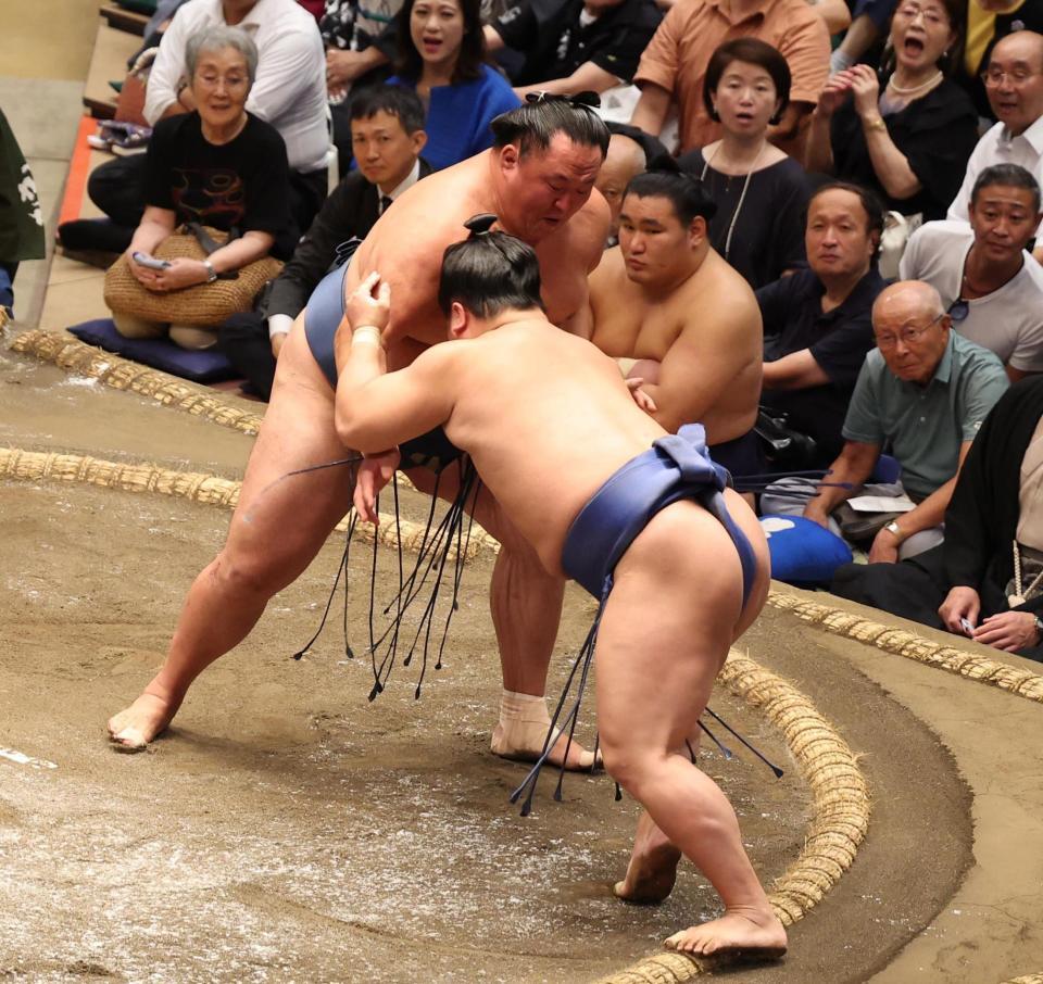 　若隆景（右）を押し出しで破る玉鷲（撮影・佐々木彰尚）