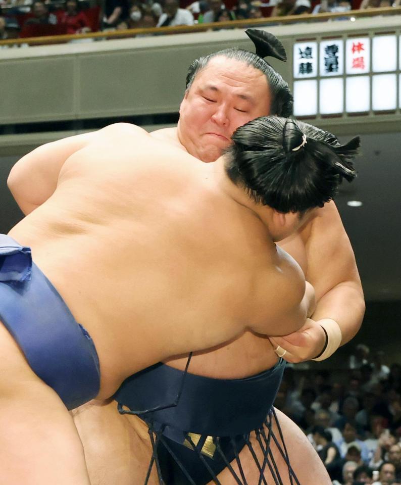 　若隆景（手前）を攻める玉鷲。押し出しで破る