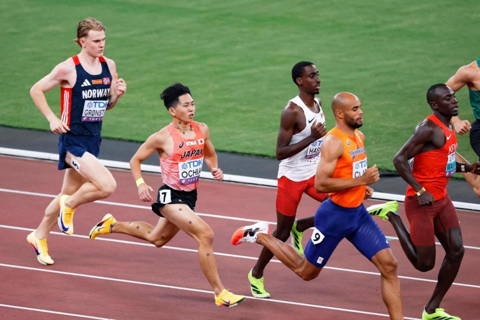 　男子８００メートル予選で力走する落合晃（左から２人目）