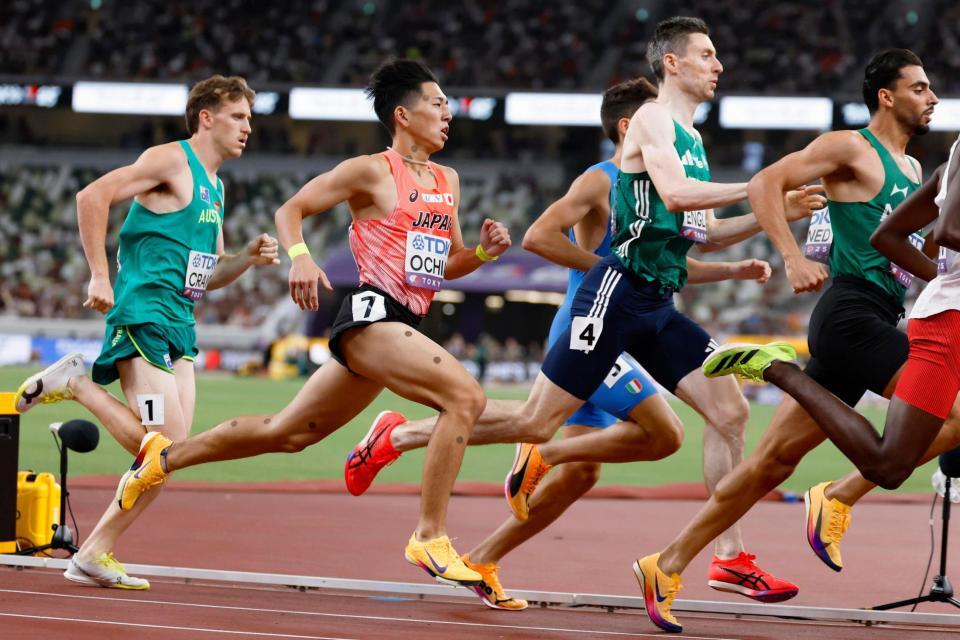 　男子８００メートル予選で力走する落合晃（左から２人目）