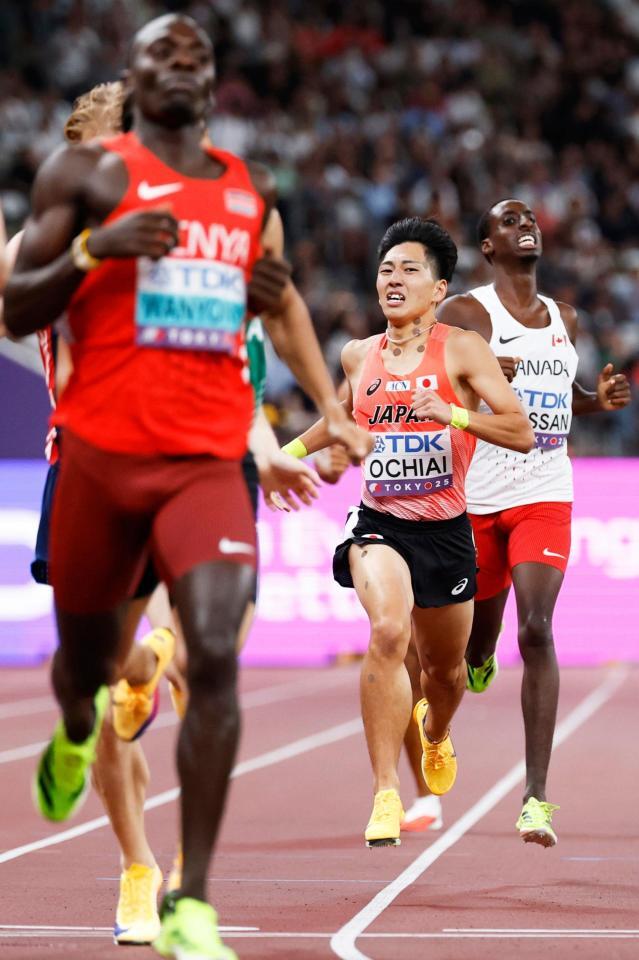 　男子８００メートル予選でゴールに向かって力走する落合晃（右から２人目）