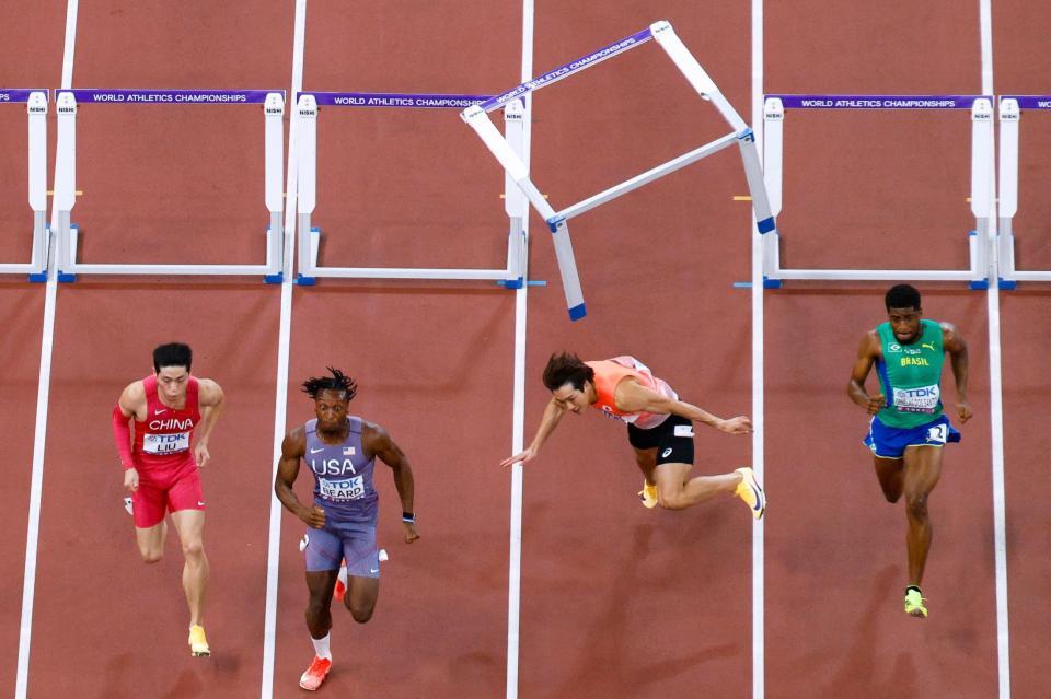 男子１１０メートル障害準決勝　転倒する泉谷駿介（右から２人目）＝国立競技場