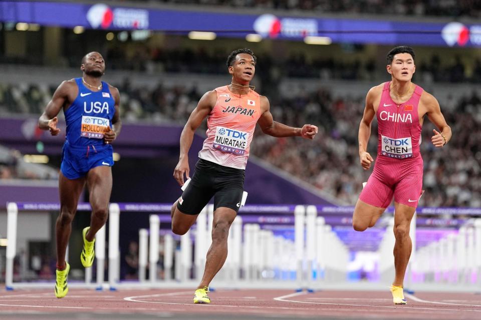 　男子１１０メートル障害準決勝でゴールした村竹ラシッド（中央）