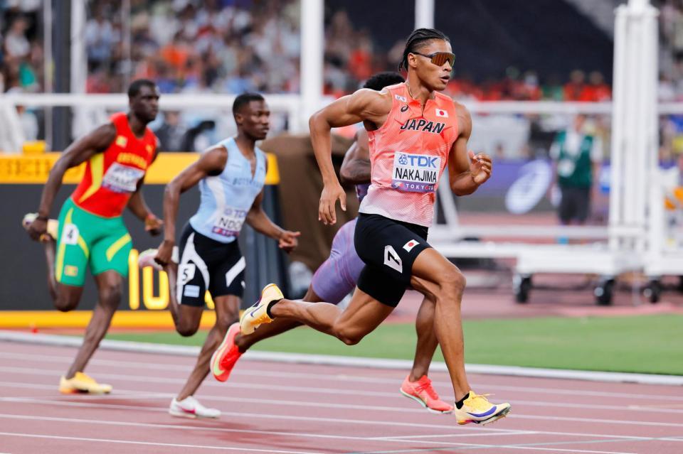 　男子４００メートル準決勝で力走する中島佑気ジョセフ（右）