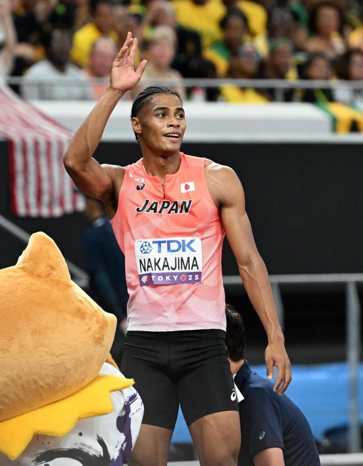 　男子４００メートルで決勝進出を決め、声援に応える中島佑気ジョセフ