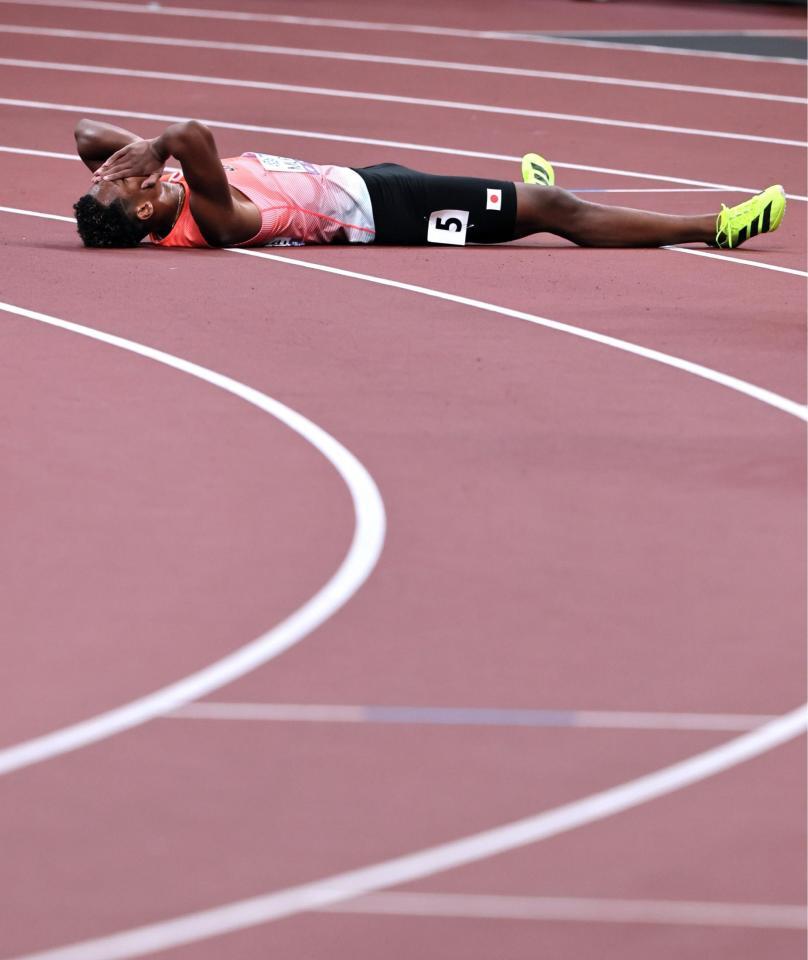 　男子１１０メートル障害決勝を終え倒れ込む村竹ラシッド