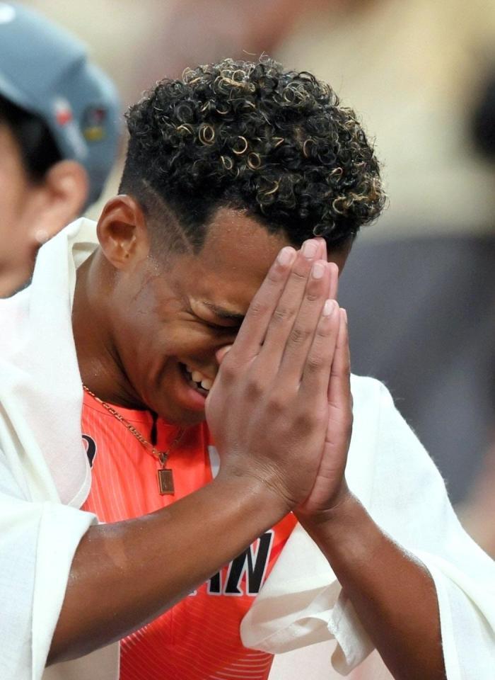 　男子１１０メートル障害決勝を終え手を合わせる村竹ラシッド