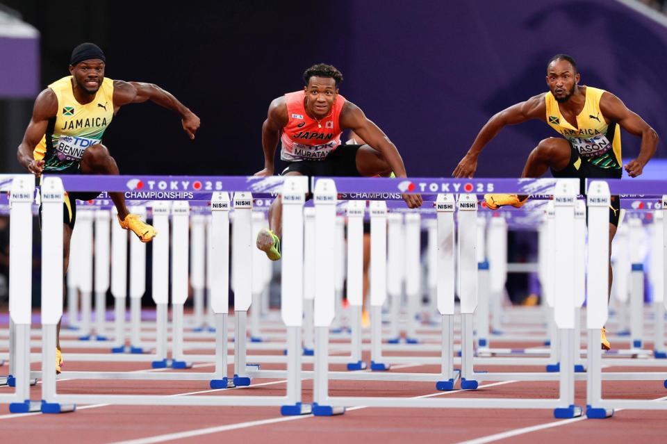 　男子１１０メートル障害決勝で力走する村竹ラシッド（中央）