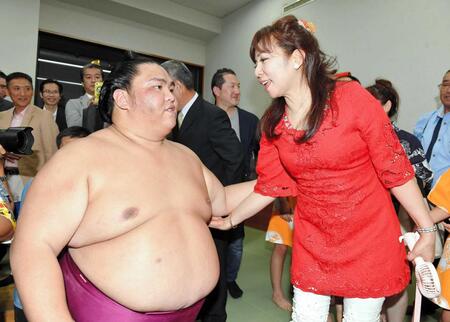 　１９年秋場所で幕内優勝した御嶽海に声をかける母のマルガリータさん＝２０１９年９月