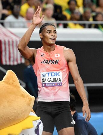 　決勝進出を決め、声援に応える中島佑気ジョセフ