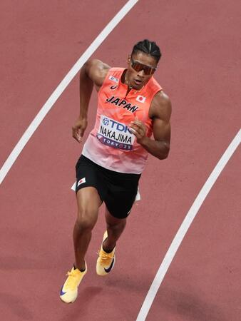 　男子４００メートル準決勝で力走する中島佑気ジョセフ