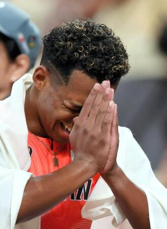 　決勝を終え手を合わせる村竹ラシッド＝１６日