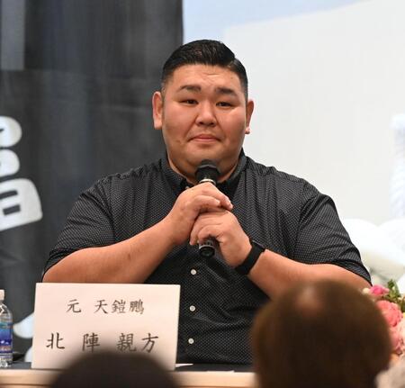　トークショーでＭＣを務めた元天鎧鵬の北陣親方（撮影・園田高夫）