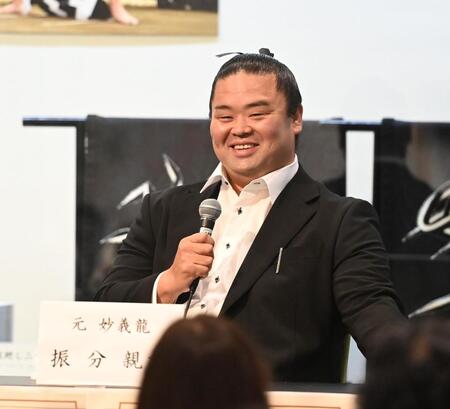　トークショーで笑顔を見せる元妙義龍の振分親方（撮影・園田高夫）