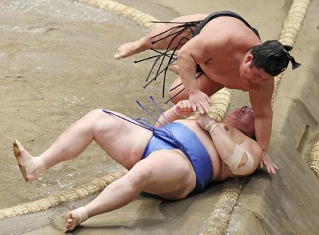 　伯桜鵬（上）が突き落としで大の里を破る