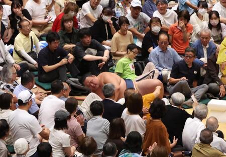 　客席まで吹っ飛んだ玉鷲