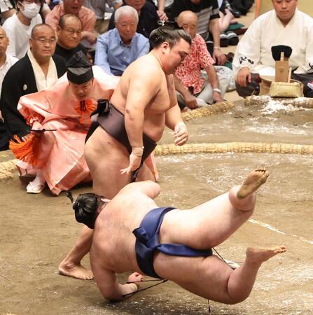 　豪ノ山（下）を上手出し投げで破る霧島