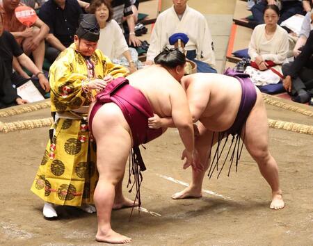 　行司にまわしを直してもらう御嶽海