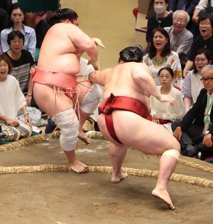 　隆の勝（右）に押し出しで破れる宇良