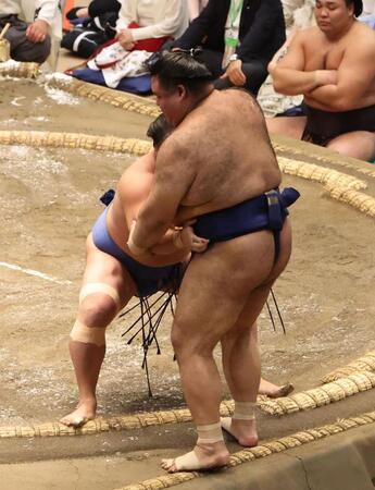 　高安（右）を寄りきりで破る若隆景