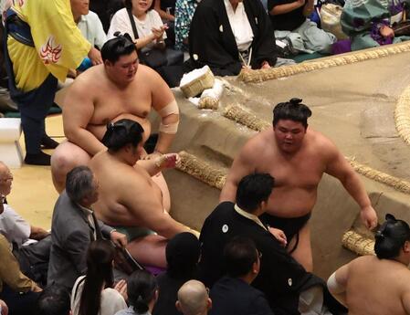 　大の里（奥）を突き落としで破った伯桜鵬