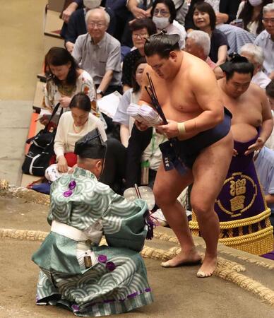 　懸賞金を手にする豊昇龍