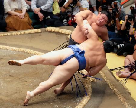 大の里が初黒星、伯桜鵬に屈す　豊昇龍４連勝、若隆景２勝目
