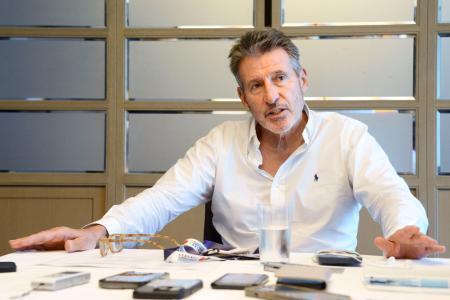 　取材に応じる世界陸連のセバスチャン・コー会長＝１７日、東京都内