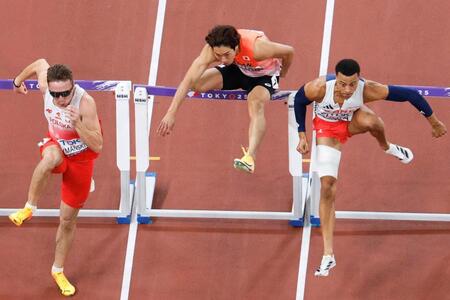 　男子１１０メートル障害予選で力走する泉谷駿介（中央）＝１５日