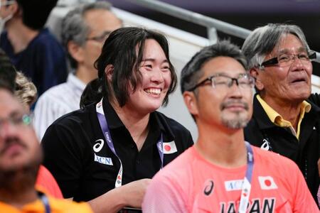 　男子やり投げ予選を観戦する北口榛花（左）