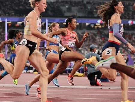 　女子２００メートル予選で力走する井戸アビゲイル風果（中央）