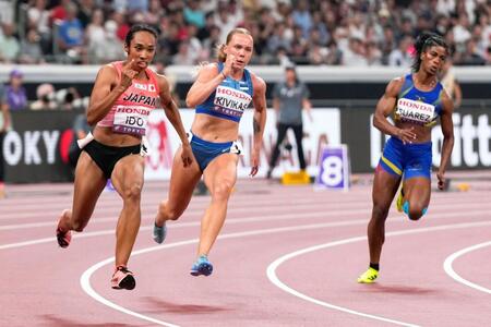 　女子２００メートル予選で力走する井戸アビゲイル風果（左）