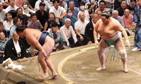 　玉鷲（左）を突き落としで破る琴桜