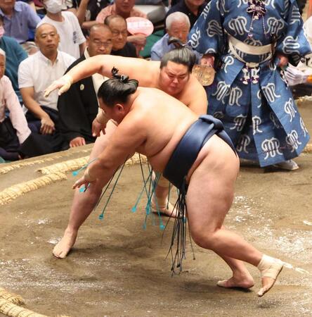 　玉鷲（手前）を突き落としで破る琴桜