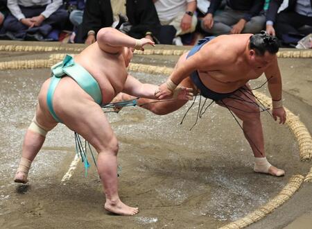 　琴桜（左）が突き落としで玉鷲を下す