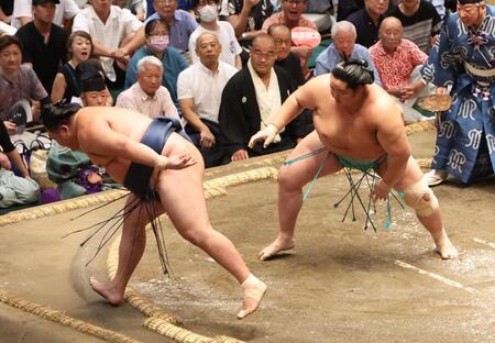　玉鷲（左）を突き落としで破る琴桜