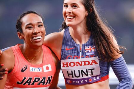 　女子２００メートル予選のレースを終え、健闘をたたえ合う井戸アビゲイル風果（左）