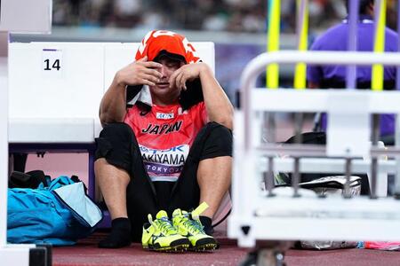 　男子やり投げ予選の競技を終え、悔しそうな表情を見せる崎山雄太