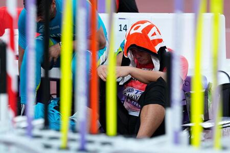 　男子やり投げ予選の競技を終え、肩を落とす崎山雄太