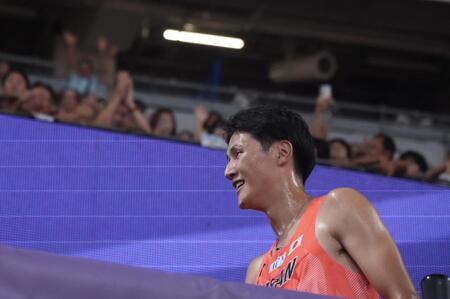 　男子２００メートル予選を突破し、万雷の拍手を浴びる鵜澤飛羽（撮影・石井剣太郎）