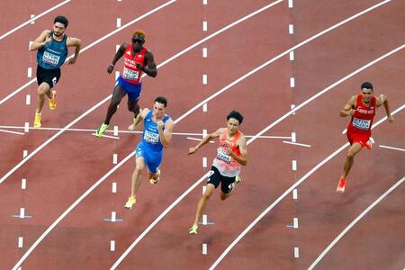 　男子２００メートル予選で力走する鵜沢飛羽（右から２人目）