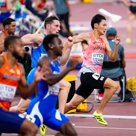 　男子２００メートル予選　力走する鵜沢飛羽（右端）＝国立競技場