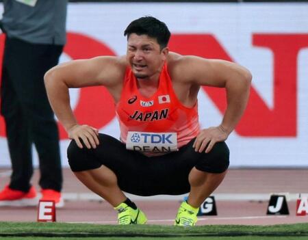 　男子やり投げ予選で３投目を終え、悔しそうな表情のディーン元気