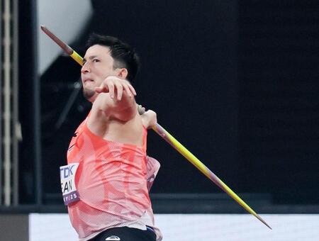 　男子やり投げ予選のディーン元気の１投目