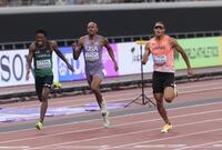 　男子４００メートル準決勝に臨んだ中島佑気ジョセフ（右）＝撮影・石井剣太郎