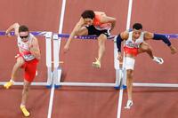 　男子１１０メートル障害予選で力走する泉谷駿介（中央）＝１５日