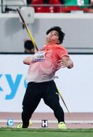 　男子やり投げ予選の崎山雄太の１投目