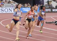 　女子２００メートル予選で力走する井戸アビゲイル風果（撮影・石井剣太郎）