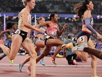 　女子２００メートル予選で力走する井戸アビゲイル風果（中央）