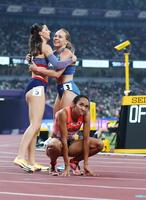 　女子２００メートル予選でゴール後、電光掲示板のタイムを見つめる井戸アビゲイル風果